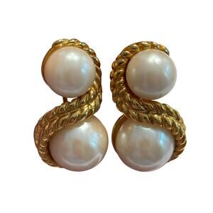 Vintage clip on earrings textured goldtone & faux pearl beads classic career 50s